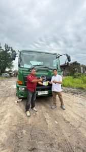 "Gak pakai ribet! Semua berkas dijemput ke rumah, kita tinggal duduk manis sampai unit diantar ke lokasi. Bonus-bonus aksesorisnya juga beneran dikasih. Jos pokoknya!"